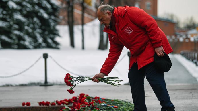 俄罗斯纪念祖国保卫者日：民众向无名烈士墓献花