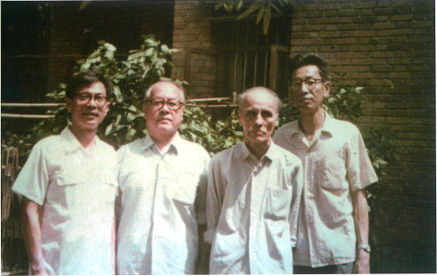 董每戡先生与黄天骥(左一)、郭秉箴(左二),许翼心(右一),(郭、许均为董每勘先生的学生),摄于董先生返回中大后不久。