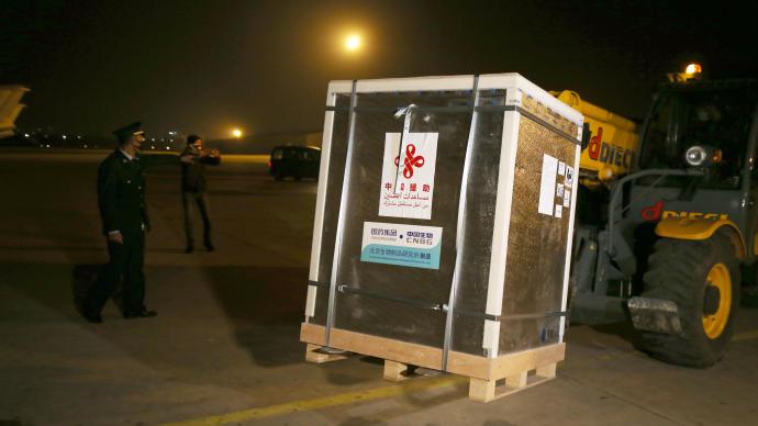 中国援助的新冠疫苗运抵阿尔及利亚军用机场