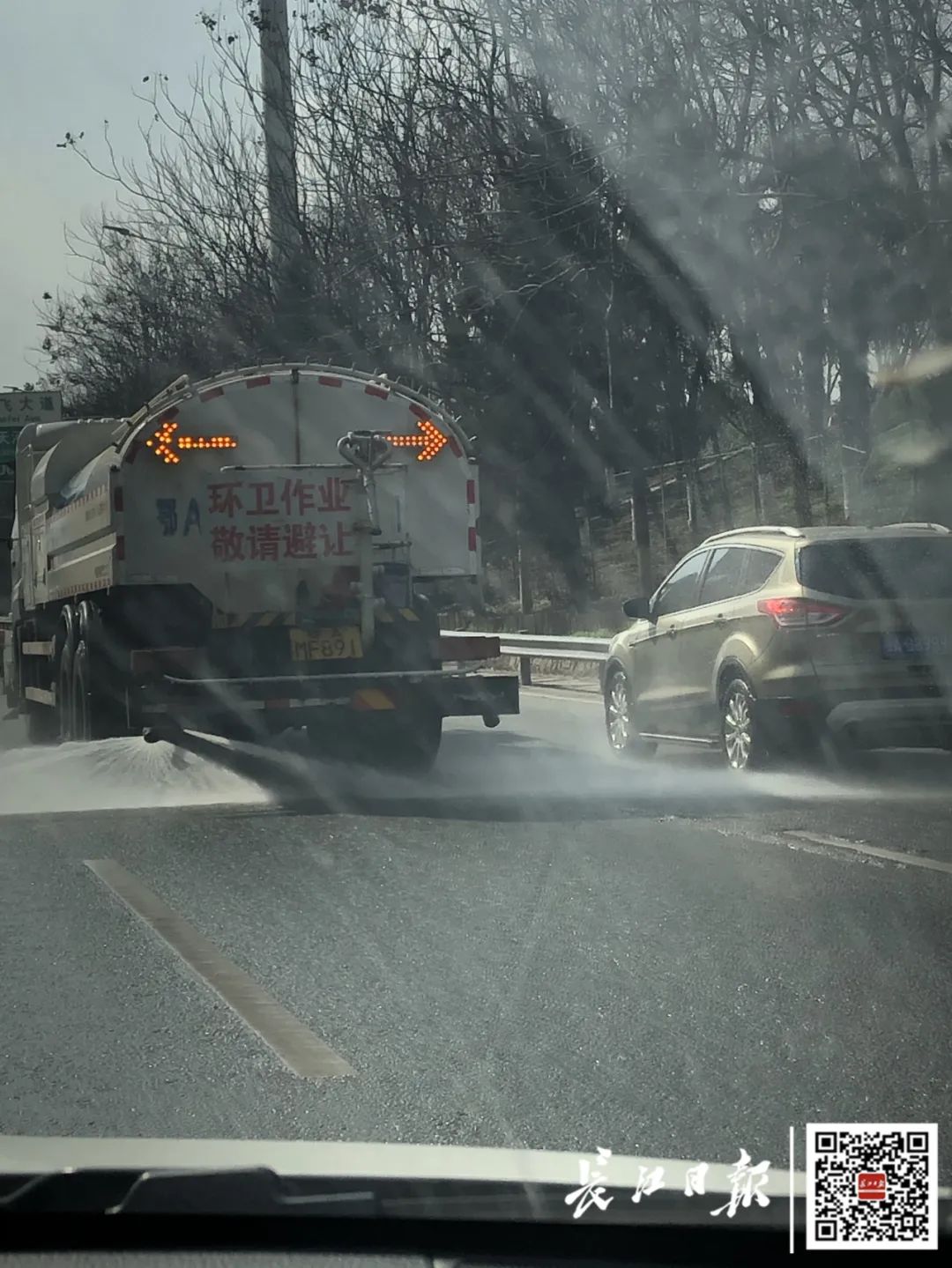 车刚洗又被洒水车喷脏武汉城管回应已调整作业时间模式