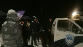 27名群众被困山中，7名民警冒雪上山救援