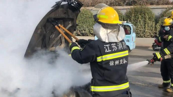 高校附近發生轎車自燃,路人提醒司機車底冒煙了