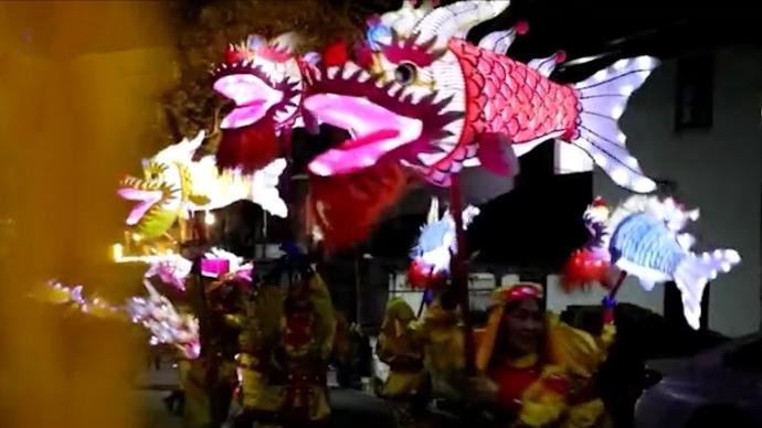 鱼灯闪烁，杭州山村舞起流传两千多年的鳌鱼灯