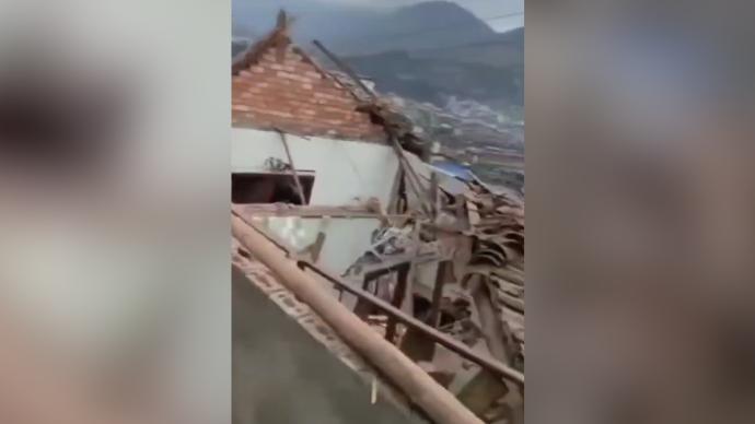 乐山发生巨石滚落事故，砸中多间民房致3人受伤