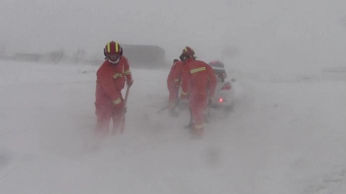 风吹雪一车五人被困，阿勒泰消防徒手铲雪救援