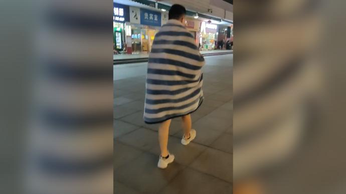 小伙穿夏裝坐火車從海南到江西,下車買床被子裹上