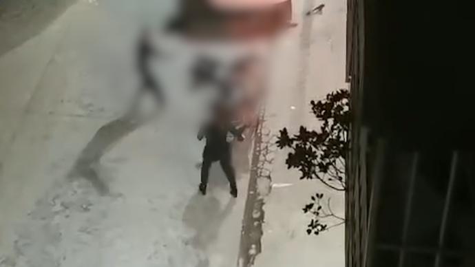 惠州警方通报男子街头持刀伤人：酒后滋事致4人伤，已刑拘