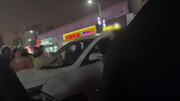 扬州一男子开车撞岳父岳母，两老人受伤