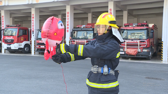 消防测试飘空气球安全性：有摊贩氢气球假称充氦气，遇火爆燃