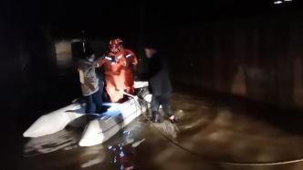 连续降雨后涵洞积水，5人被困车顶