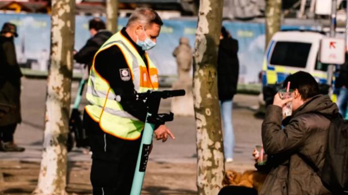防疫不松懈，德国杜塞尔多夫市警察提醒民众佩戴口罩