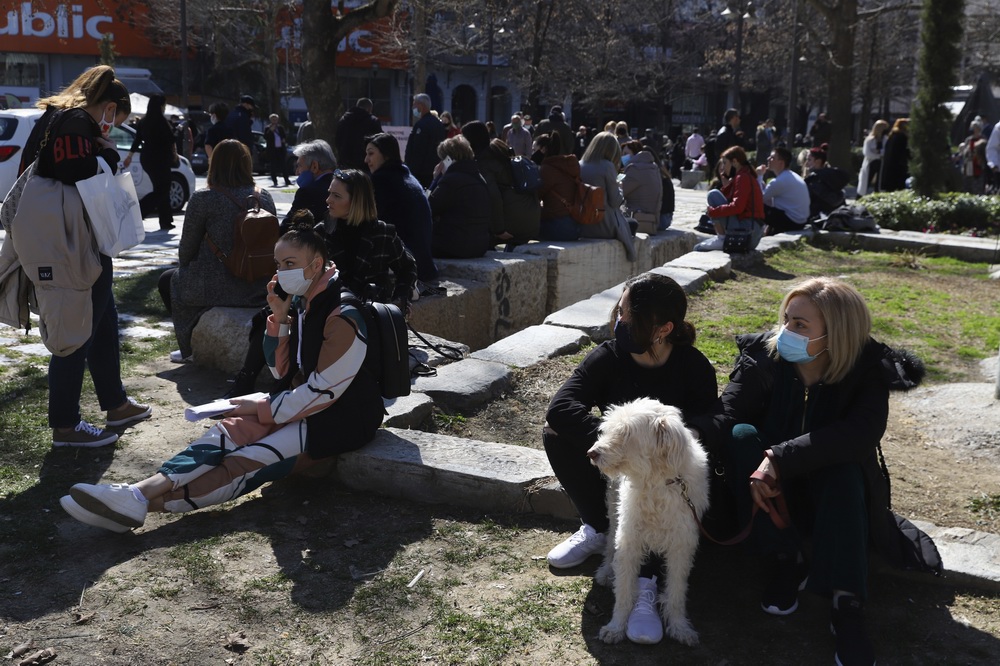 当地时间2021年3月3日,希腊拉里萨,当地民众在广场避灾。中国地震台网正式测定当地发生6.2级地震,震源深度10千米。在邻国阿尔巴尼亚、北马其顿、科索沃和黑山的首都都能感觉到。