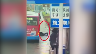 女子倒在公交车前遭碾压，被救出后无生命体征