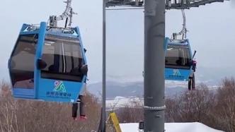 哈尔滨：亚布力一滑雪场游客侧挂在缆车外面