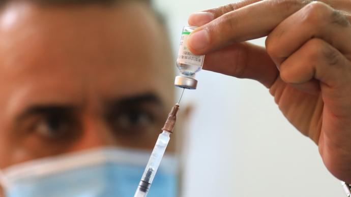 伊拉克前线医护人员接种中国生产新冠疫苗