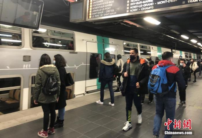 3月1日，疫情下法国巴黎的一个城郊火车站站台。 中新社记者 李洋 摄