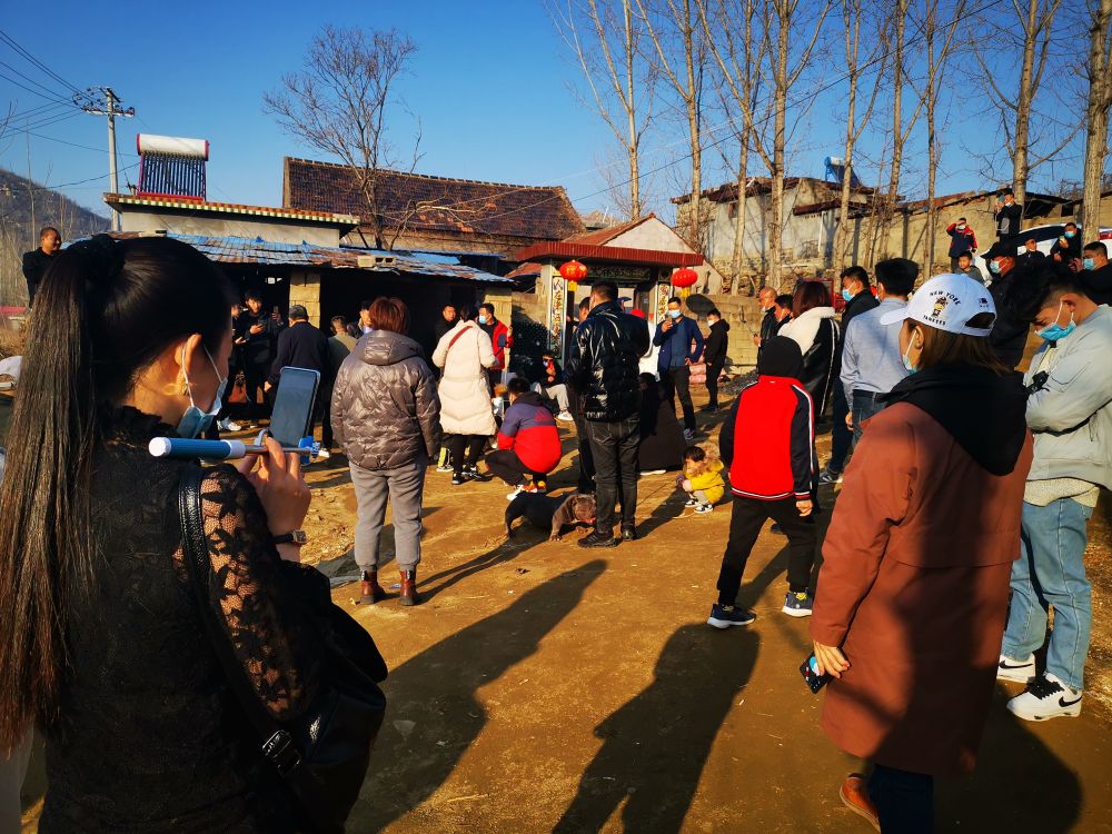 2月27日，众多网红和视频博主守在费县梁邱镇马蹄河村程运付家门口进行围观、直播。新华社记者贾云鹏摄