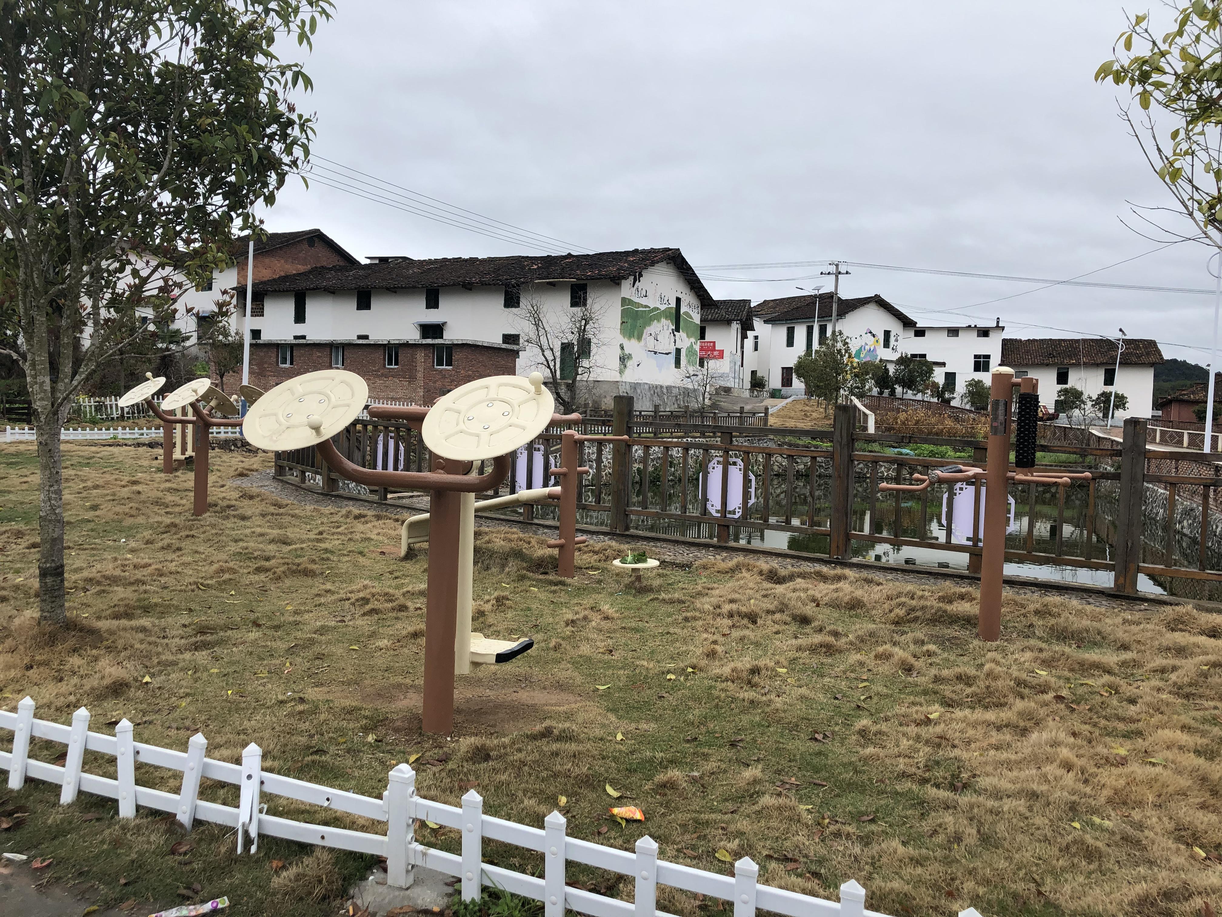 一张张笑容满面的面孔,一条条平坦的水泥路,一栋栋干净整洁的民房