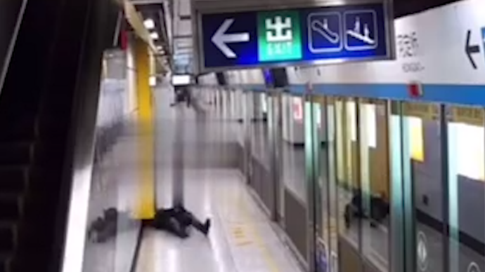 男子等地铁时站着睡着摔破头：打两份工，还年轻多挣点钱
