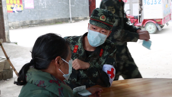 学雷锋纪念日，武警官兵真情暖壮乡