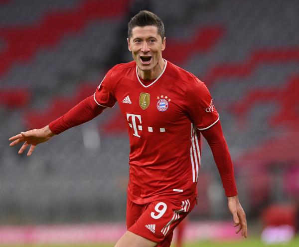 体坛联播哈兰德双响莱万戴帽梅西助攻18岁新星破门