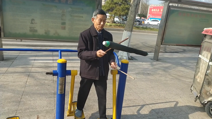 76岁大爷公园里挑棍健身练一心二用手眼协调
