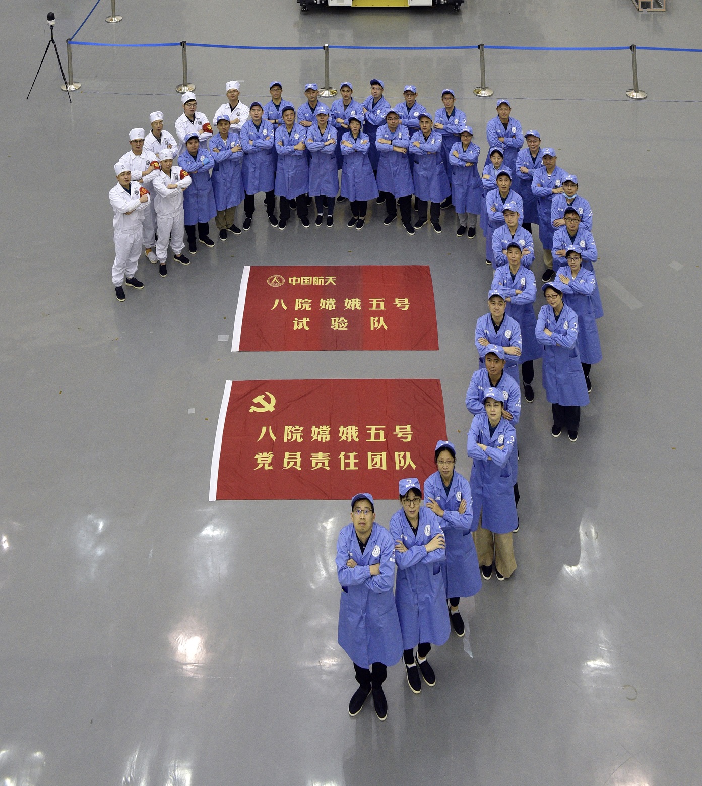 张玉花和八院嫦娥五号试验队成员在一起