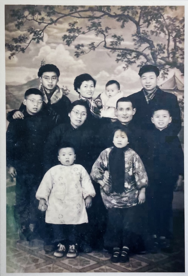 中排右二陆伯林是土山湾工艺院老艺人,后排右一大女婿徐宝庆,后排左一