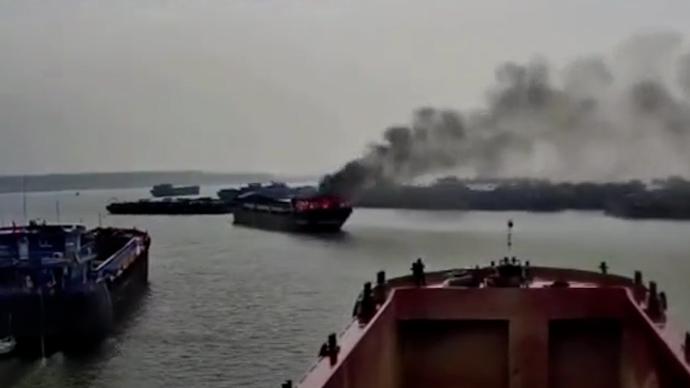 芜湖一渔船轮机舱突发大火，邻船起锚救援