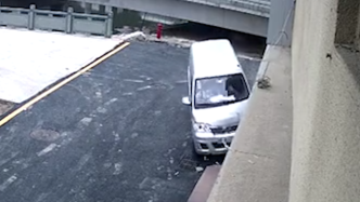 “鏟屎官”為尋狗，宿醉駕車撞了墻