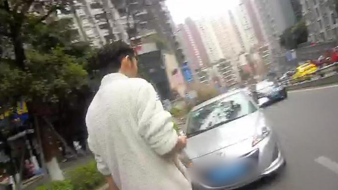 被重庆山城坡道震惊，外地小伙求助警察“代驾”