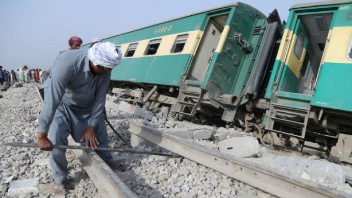巴基斯坦发生火车脱轨事故，已致1死多伤