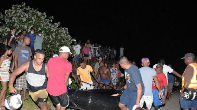 中国渔船在毛里求斯海域搁浅，16名船员全部获救