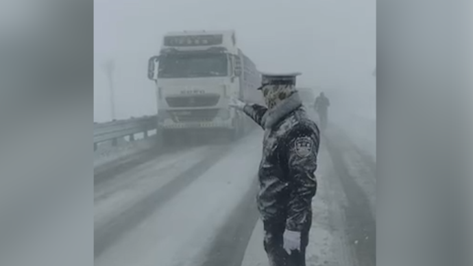 甘孜州交警在大雪中执勤，全身被雪覆盖如“雪雕”