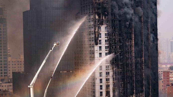 河北石家莊一高層建筑發(fā)生火災,正在撲救無人員被困