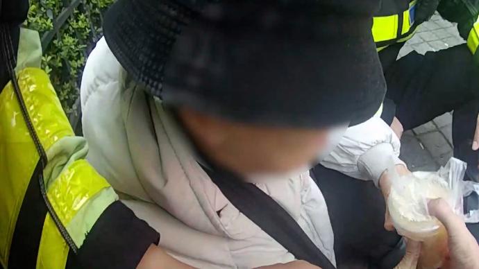 暖心湃丨老人倒在路邊,民警當“人肉靠墊”守護