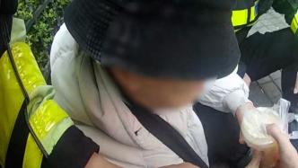 暖心湃丨老人倒在路邊，民警當“人肉靠墊”守護