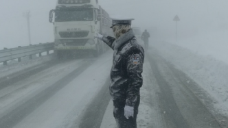 甘孜州“雪雕”交警：走红的不是我，而是整个交警队伍