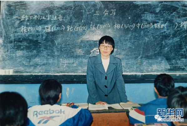 1998年,張桂梅在華坪民中任教,當時她剛做完第二次手術(資料圖)。新華網發(華坪縣融媒體中心 供圖)