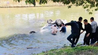 上海宝山一教练车坠河一男子死亡，事故原因还在调查中