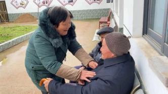 74岁老太太在敬老院做义工8年，送走数十位老人