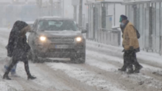 芬兰首都遭遇风雪天气，民众出行受阻严重