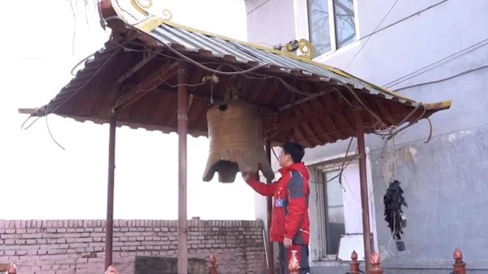 村庄沿袭敲钟集合传统，沈阳麦子屯居民听钟声取快递