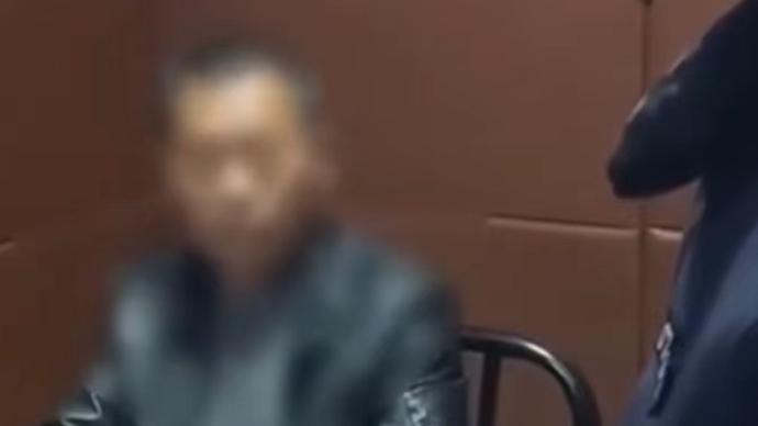 男子辱骂民警，儿子在旁警告“老爸不要动，你这算袭警的”