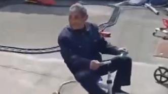老人偷騎曾外孫的扭扭車，網(wǎng)友：是一位寶藏爺爺