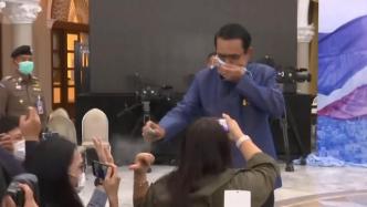 疑似不满媒体记者提问，泰总理拿酒精直喷记者