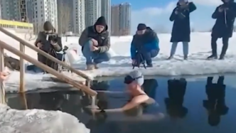 俄罗斯女子冰水下憋气4分17秒，破吉尼斯世界纪录