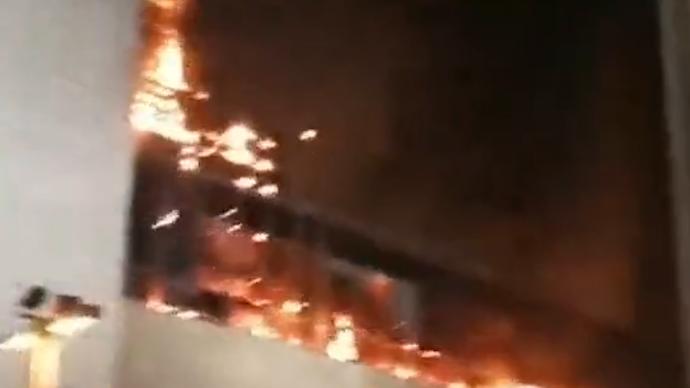 湖北宜昌万达广场外立面起火，焊接广告牌引发