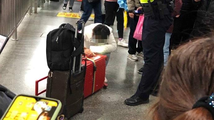 一女子为赶火车将女儿放在行李箱内拖行，上海警方将其拦截