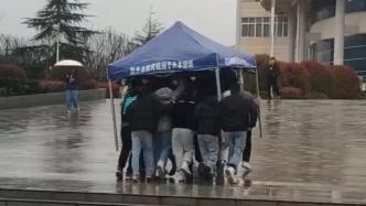 男生避雨集体扛着帐篷回宿舍：也想有人送伞，但都没女朋友